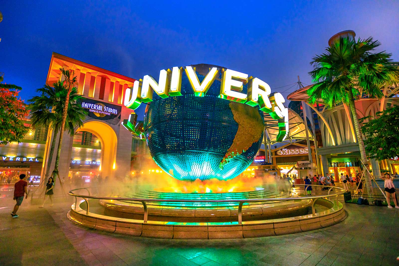 Is Universal Studios Open In December